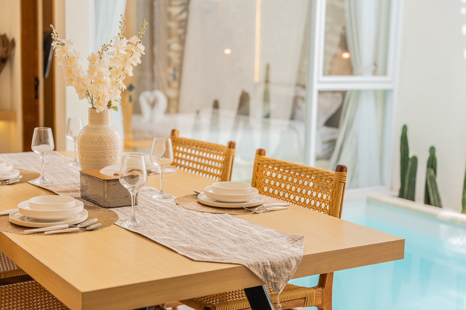 Ruang makan dan kolam renang privat villa PROVA